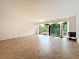 Dit prachtig appartement bevindt zich op de vierde verdieping en biedt een fenomenaal zicht op het Citadelpark vanuit de leefruimte alsook heeft...