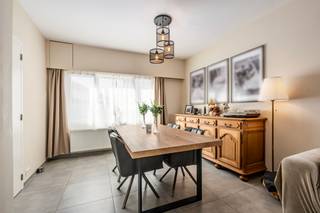 <p>Charmante gezinswoning in Zwijndrecht met private buitenruimte en vlotte verbinding naar Antwerpen.</p>

<p>Deze gesloten bebouwing in de Heidestraat combineert ruimte en wooncomfort op een praktische locatie in Zwijndrecht. Met vier slaapkamers biedt deze woning alle mogelijkheden voor gezinnen die op zoek zijn naar een aangename thuisbasis. De private buitenruimte vormt een fijne plek om te ontspannen, te spelen of gezellig samen te tafelen met familie en vrienden. Dankzij de nabijheid van het station van Zwijndrecht en belangrijke verbindingswegen bereik je Antwerpen en omliggende gemeenten bijzonder vlot. Bovendien beschikt de woning over een EPC-label C, wat bijdraagt aan een comfortabel woongevoel.</p>

<p>Belangrijkste ruimtes:<br />• Inkomhal (10 m²) met toegang tot de leefruimtes<br />• Woonkamer (22 m²) met aangename leefruimte<br />• Keuken (16 m²) met praktische indeling<br />• Berging (7 m²) voor extra opslagruimte<br />• Toilet (1 m²) met handenwasser<br />• Slaapkamer (18 m²) met ruime indeling<br />• Slaapkamer (16 m²) geschikt als master bedroom<br />• Slaapkamer (10 m²) ideaal als kinder- of bureauruimte<br />• Slaapkamer (7,5 m²) compact en functioneel<br />• Badkamer (5 m²) voorzien van inloopdouche<br />• Nachthal (5 m²) met toegang tot de slaapkamers</p>

<p>Troeven:<br />• Private buitenruimte voor ontspanning en gezellige momenten<br />• Vier slaapkamers en een praktische indeling voor gezinnen<br />• Vlotte bereikbaarheid via station Zwijndrecht en verbindingswegen</p>

<p>Neem vandaag nog contact op met je ERA-makelaar voor een bezoek. JOUW DROOMHUIS. ZO GEVONDEN!</p>
