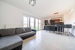 Situé dans une rue très calme à Hautrage, ce studio moderne construit en 2018 offre un cadre de vie agréable et fonctionnel.Le bien se compose d’un...