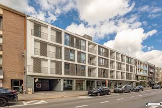 <p><span>Turnkey 1-bedroom apartment with large terrace in the heart of Brasschaat</span></p><p><span>In the center of Brasschaat you will find this well cared for and fully move-in ready apartment, located on the second floor of a recent building (2014). Thanks to the neutral and timeless finish, this apartment immediately feels like home.</span></p><p><span>The layout includes a bright living space followed by an open kitchen, fully equipped and practical. From the living space you have access to the very spacious terrace an absolute asset where you can enjoy outdoor space in peace in the middle of the center. The bathroom has a sink, toilet and shower. The bedroom has an area of about 12</span><span><sup>m2</sup></span><span> and access to the terrace. In the storage room there is room for a washing machine and central heating boiler.</span></p><p><span>Additional pluses:</span></p><ul><li><span>Underground car parking space included</span></li><li><span>Favourable EPC and compliant electricity certificate</span></li><li><span>Central location within walking distance of stores, restaurants and public transport</span></li></ul><p><span>This apartment combines the comfort of move-in ready living with an exceptional terrace and a prime location in Brasschaat.</span></p>