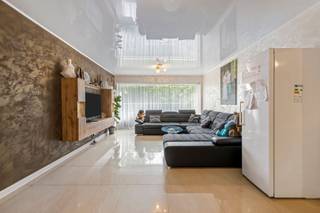 In blok 5 van het Koningin Fabiolapark bevindt zich dit ruime en lichtrijke appartement van bijna 100 m². Het strekt zich uit van de voor- tot...
