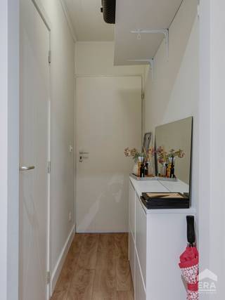 <p>Degelijk afgewerkt gelijkvloers appartement met 2 slaapkamers op een topligging dicht bij het centrum van Achel. Het appartement is rustig gelegen, maar toch zijn alle voorzieningen dichtbij: winkels, scholen, supermarkt,... De Nederlandse grens is op enkele minuten rijden van het appartement, ideale uitvalsbasis voor Eindhoven/Veldhoven.<br />Het appartement wordt momenteel verhuurd aan een correcte huurster, ideale mogelijkheid voor een investeerder om direct rendement te hebben.</p>
<p><u><strong>Enkele troeven:</strong></u></p>
<ul><li>Centrum van Achel op wandel- &amp; fietsafstand en dicht bij invalswegen</li><li>Gunstige EPC-score: label B, 182 kWh</li><li>Elektrische installatie conform AREI</li><li>Ruime woonkamer met veel lichtinval</li><li>Rolluiken op alle ramen</li><li>Interessant investeringsappartement</li></ul>
<p><strong><u>Indeling:</u></strong></p>
<ul><li>Inkomhal, berging, woonkamer, keuken, nachthal, 2 slaapkamers, toilet, wasplaats, badkamer</li><li>Overdekt terras aan achterzijde, zon vanaf middag tot late avond. </li><li>Ruime garage</li></ul>