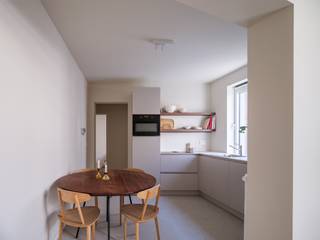 <strong>Hoogwaardig gerenoveerd duplex appartement met zonnig terras in het centrum van Gent</strong><br /><br /><em>Voor bezoekaanvragen: info@carloeggermont.be</em><br /><br />Op een <strong>gegeerde locatie</strong> tussen het Begijnhof, de Coupure en het <strong>historische centrum van Gent</strong> bevindt zich dit <strong>lichtrijke duplexappartement</strong>, onderdeel van een<strong> kleinschalig renovatieproject </strong>in een authentiek hoekgebouw. De residentie omvat slechts vier entiteiten, wat garant staat voor privacy, een <strong>eenvoudig beheer en lage gemeenschappelijke kosten.</strong><br /><br />De <strong>renovatie werd uitgevoerd in 2026 </strong>met bijzondere aandacht voor<strong> energie-efficiëntie</strong>, kwalitatieve materialen en een tijdloze afwerking. Dit resulteert in een instapklaar appartement met een <strong>gunstige EPC B-score</strong> en hedendaags wooncomfort.<br /><br />Met een <strong>bruikbare vloeroppervlakte van ca. 71 m²</strong> biedt het appartement een aangename woonbeleving in het hart van de stad. De indeling omvat een lichtrijke leefruimte met naastgelegen keuken, een ruime slaapkamer, een tweede compacte kamer, een afzonderlijke bureauruimte met toegang tot het zonnige terras een stijlvolle badkamer.<br /><br />Daarnaast beschikt de residentie over een <strong>gemeenschappelijke fietsenberging.</strong><br /><br /><strong>Een interessante opportuniteit voor zowel eigen bewoning als investering, dankzij de centrale ligging, kwalitatieve renovatie en beperkte kostenstructuur.</strong><br /><em>(opmaak aandeel kosten opmeting en basisakte ten laste van de koper)</em>