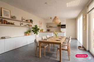 Dit nieuwbouw appartement met mogelijkheid tot kantoor of praktijk heeft een totale oppervlakte van ca. 117m². Het modern appartement is heel energiezuinig (label A, E-peil 17). Er is ook een tuin van ca. 70m² en een terras van ca. 10m².Bij het pand zijn er ook 2 parkeerplaatsen in het gebouw beschikbaar. In de straat is er ook voldoende parkeergelegenheid voor klanten en bezoekers. Indeling van het pand:- afzonderlijke ingang met toegang tot het appartement- kantoor/praktijkruimte met afzonderlijke toegang (via de Godshuislaan)- ingerichte badkamer- landschapsbureau met open keuken- berging- sanitair- technische ruimte- terras en tuin- beschikbaar: 2 privatieve staanplaatsen in het gebouw, voorzien om elektrisch te laden (apart aan te kopen)Verkoop onder btw-stelsel. Deze AI-visualisaties zijn bedoeld als inspiratie. Er werd geen rekening gehouden met technische specificaties, stedenbouwkundige voorschriften of de concrete mogelijkheden tot realisatie.Bent u op zoek naar een appartement op commerciële topligging met mogelijkheid tot praktijk of kantoor? Neem dan snel contact op met Mathias via 0472 18 39 90 of mathias.lauwyck@dewaele.com!