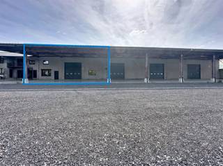 Op een vlot bereikbare locatie langs de Brugsesteenweg 360 in Kuurne bieden wij deze praktische KMO-unit van ca. 420m² + bijhorende parkings te...