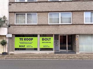 <p><span>Commercial ground floor space of approx. 100 m²</span><span> with a </span><span>large storefront</span><span> for sale in downtown Burcht.<br /><br />This property, with a prime commercial location, offers you many advantages for growing your own business!<br />Centrally located and </span><span>easily accessible</span><span> from the main access roads. </span><span>Free public parking</span><span> is </span><span> also </span><span> nearby.<br /><br />Currently set up as a hair salon with separate treatment rooms for beauty treatments and massages.<br />The </span><span>flexible, open layout</span><span> allows you to make your own choices, so you can design the space entirely to your liking based on the needs of your business.<br />Not </span><span>a hair salon or beauty salon</span><span>, but looking for an </span><span>office? A practice space?</span><span> Want to practice</span><span> your </span><span>independent profession</span><span> in a highly visible location? Come see the many possibilities for yourself!</span><span><br /><br />Layout</span></p><p><span>Ground-floor commercial space</span></p><p><span>- Total area of approx. 100 m², </span><span>flexible layout to suit your needs</span></p><p><span>- Separate restroom</span></p><p><span>- Kitchenette</span></p><p><span>- Storage room with connections for a washer/dryer</span></p><p><span>Highlights</span></p><p><span>- Large storefront</span></p><p><span>- Prime location on Dorpstraat</span></p><p><span>- Free parking nearby</span></p><p><span>- Flexible floor plan possible</span></p><p><span>- Low annual common area fees</span></p><p><span>- EPC rating B</span></p><p><span>Are you interested in this ground-floor commercial space for sale in Burcht, looking for other real estate, an investment, or would you like to know the value of your property? Then you’ve come to the right place at BOLT immo! We’d be happy to help you.</span></p><p><span> </span></p>