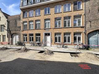 Dit charmante appartement ligt in het hart van Brugge en biedt een perfecte mix van comfort en stedelijke levensstijl.  De ligging nabij lokale voorzieningen en het historische centrum maakt het een ideale plek om te wonen.<br /><br />Het appartement beschikt over twee gezellige slaapkamers. De badkamer is modern ingericht en biedt alle comfort die je van een hedendaagse woning mag verwachten. Dankzij de doordachte indeling is er een aangename doorstroming tussen de verschillende ruimtes, wat bijdraagt aan een huiselijke sfeer.<br />Bij het appartement hoort alsook een privatieve berging. <br /><br />Naast de praktische eigenschappen is het appartement ook uitstekend onderhouden en klaar om onmiddellijk betrokken te worden. Als u op zoek bent naar een comfortabele thuisbasis in Brugge, dit pand combineert functionaliteit met charme op een toplocatie. Een unieke kans om te genieten van het beste wat Brugge te bieden heeft.<br /><br />Geen lift aanwezig.<br /><br />€30 forfait A.O. 