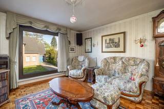 In centrum van Puurs, nabij het treinstation gelegen : deels te renoveren oudere Bel-Etage woning met 2 slaapkamers, tuin, grote garage en...