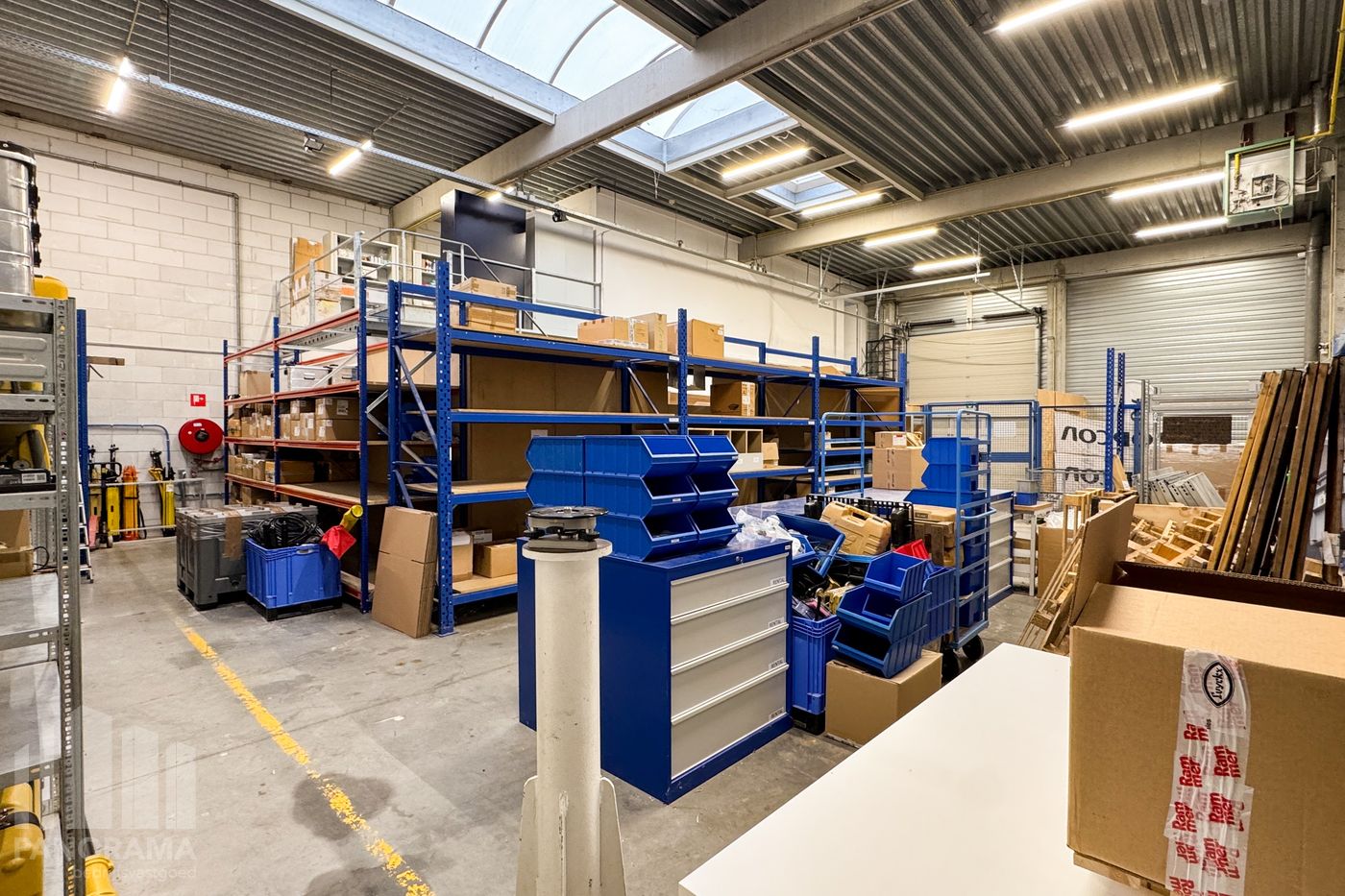 KMO-UNIT MET 250 m² MAGAZIJN EN 60 m² INGERICHTE KANTOREN OP TOPLOCATIE - foto 5