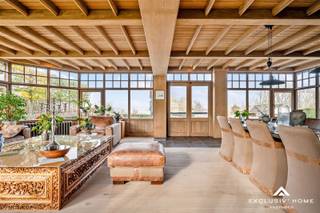 Deze stijlvolle luxe villa bevindt zich bovenop een heuvelrug op de grens van het Pajottenland met de Vlaamse Ardennen. Vanuit de woning heeft men...