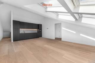 Wij stellen u graag dit luxueuze appartement voor op de Bondgenotenlaan in Leuven, gelegen in een historisch gebouw met slechts 8 entiteiten. Het pand werd met veel zorg volledig gerenoveerd, met behoud van het authentieke karakter. Bij het betreden van het gebouw valt meteen de statige inkomhal op, met authentieke elementen en marmeren accenten die de klasse van het geheel onderstrepen. Het appartement bevindt zich op de derde verdieping en geniet van een aangenaam ruimtegevoel en veel natuurlijk licht dankzij het schuine dak met grote dakramen. De keuken is volledig uitgerust en biedt alle hedendaags comfort. Verder beschikt het appartement over een ruime slaapkamer met aansluitend een stijlvolle badkamer met douche, lavabo en toilet. Ook achteraan is er een uitzonderlijke troef: een zeer ruime, gemeenschappelijke tuin, een zeldzaamheid op deze locatie. Er is bovendien een mogelijkheid tot huurkoop. Kortom: een unieke opportuniteit voor wie op zoek is naar een kwalitatief gerenoveerd appartement op één van de meest gegeerde locaties in Leuven. Interesse? Contacteer ons via info@homies.be of 016 22 82 22.
