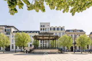 Cet appartement exclusif fait partie de la Résidence B’eau Kouter, un projet résidentiel de qualité dans un emplacement emblématique de la ville, entouré de nombreuses commodités. Grâce à son emplacement central, vous bénéficierez d'une excellente accessibilité en transports en commun et d'une connexion facile aux autoroutes E17 et E40.<br /><br />L'appartement, avec une vue frontale sur le Kouter, offre une surface habitable généreuse de 242 m² et une terrasse orientée au sud de 11 m². De plus, il dispose de deux caves (incluses) et de deux emplacements de parking privés, qui peuvent être acquis en supplément pour améliorer encore le confort de vie.<br /><br />Disposition<br />Vous serez accueilli par une sensation de lumière et d'ouverture dès votre arrivée dans le spacieux hall d'entrée central avec toilettes invités. Celui-ci donne accès au vaste salon et salle à manger, caractérisé par de hauts plafonds et de magnifiques moulures.<br />La salle à manger mène à la spacieuse cuisine équipée d'appareils de haute qualité. Il y a également un débarras et une buanderie séparée.<br /><br />L'appartement dispose de deux chambres à coucher complètes et de deux salles de bains. Les deux chambres donnent accès à une terrasse ensoleillée orientée au sud, où vous pourrez profiter de la vie en plein air en toute intimité.<br /><br />L'intérieur est fini avec des matériaux de haute qualité et allie des éléments authentiques au luxe et au confort contemporains.