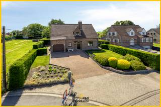 <strong>Immo Van Middelem verkoopt deze zéér goed onderhouden, op te frissen woning met 4 kamers, bureau, inpandige garage, veranda, terras en grote tuin op een perceel van +/- 12a24ca. </strong><br /><br />Zeer gunstige ligging m.b.t. mobiliteit: kort bij een belangrijke invalsweg (Ninoofsesteenweg) zodat u in minder dan 15 min. in Brussel staat. Ook de busverbindingen van De Lijn (Brussel/Ninove) en de (school)bussen naar Lennik, Dilbeek en Ternat bevinden zich op wandelafstand.<br /><br />De indeling is als volgt: <br />- GELIJKVLOERS: inkomhal, WC, 1 kamer/bureau, living (salon & eetplaats) met schuifraam dat toegang biedt tot het terras en de tuin, keuken, garage. <br />- 1e VERDIEPING: nachthal, WC, badkamer, 3 kamers, 1 kinderkamer/bureau.<br />- KRUIPKELDER<br />- Bijgebouw: ruim tuinhuis.<br /><br />Verwarming op elektriciteit. Elektrische zonneluifels.<br />EPC: 442 kWh/m.jaar - Label E (UC: 3897297) met renovatieverplichting binnen 6 jaar na akte.<br />Vrij bij akte.