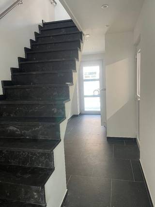 Prachtige nieuwbouw Stadswoning met 3 slaapkamers, inpandige garage, mooi terras met private tuin. <br />Deze woning is volledig zuid-gericht. De woning is voorzien van vloerverwarming met gebruik van een warmtepomp lucht/water, 12 zonnepanelen met een 6 kW batterij, zeer energiezuinig E-peil 15 (EPC 21, label A), doordacht en geriefelijk om kwalitatief te wonen.<br />Je woont hier stijlvol, gunstig gelegen nabij het centrum van de stad Tongeren en het station. Het Station en het centrum van de stad Tongeren zijn op wandelafstand.<br />De autosnelweg E313, grens naar Nederland, nl. Maastricht zijn goed te bereiken. Basis- en Middelbare scholen liggen op wandel- en fietsafstand. Het ziekenhuis AZ Vesalius is eveneens kortbij gelegen op wandel- en fietsafstand.<br />De woning heeft 4 niveaus en deze zijn als volgt ingericht:<br />Niveau 2: een overloop en 2 ruime slaapkamers;<br />Niveau 1: een overloop, 1 ruime slaapkamer en 1 ruime ingerichte badkamer met toilet, bad, douche, dubbele lavabokast, verwarmde spiegel en inbouwkasten;<br />Niveau 0: inkomhal en toegang tot de inpandige garage, 1 toilet, vestiaire kast, 1 grote open keuken met leefruimte;<br />Tuinniveau -1: 1 kleine open keuken, ruime leefruimte met uitzicht op het terras en de ruime tuin, een ruime berging en technische ruimte (in deze ruimte staan de warmtepomp, zonneomvormer, batterij, elektrische verdeelkast, waterontharder en regenwatersysteem voor de toiletten).<br />Als kers op de taart is de woning volledig geschilderd, uitgerust en afgewerkt om er meteen in te huizen…<br /><br />Klein schrijfgeld is mogelijk, bij aankoop van eerste enige woning.<br />Het kadastraal inkomen is nog niet bepaald. De woning dient nog opgemeten te worden door de diensten van het kadaster.<br /><br />Te bezichtigen na telefonische afspraak.