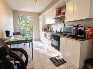 Bij het betreden van het appartement komt u terecht in de ruime living, die dankzij de open indeling rechtstreeks aansluit op de ingerichte keuken. De keuken is praktisch ingericht en vormt samen met de leefruimte een gezellige plaats om te wonen en te ontspannen.<br /><br />Het appartement beschikt oven twee slaapkamers. De ingerichte badkamer is voorzien van een douche en er is een afzonderlijk toilet aanwezig. <br /><br />Als extra troef beschikt het appartement over een aangenaam terras, ideaal om even te ontspannen of te genieten van een rustig moment buiten.<br /><br />De huurprijs bedraagt €770 per maand. Het appartement is beschikbaar vanaf december 2026.<br /><br />Bent u op zoek naar een comfortabel appartement met twee slaapkamers en terras op een rustige locatie in Lokeren? Dan is dit appartement zeker een bezoek waard.