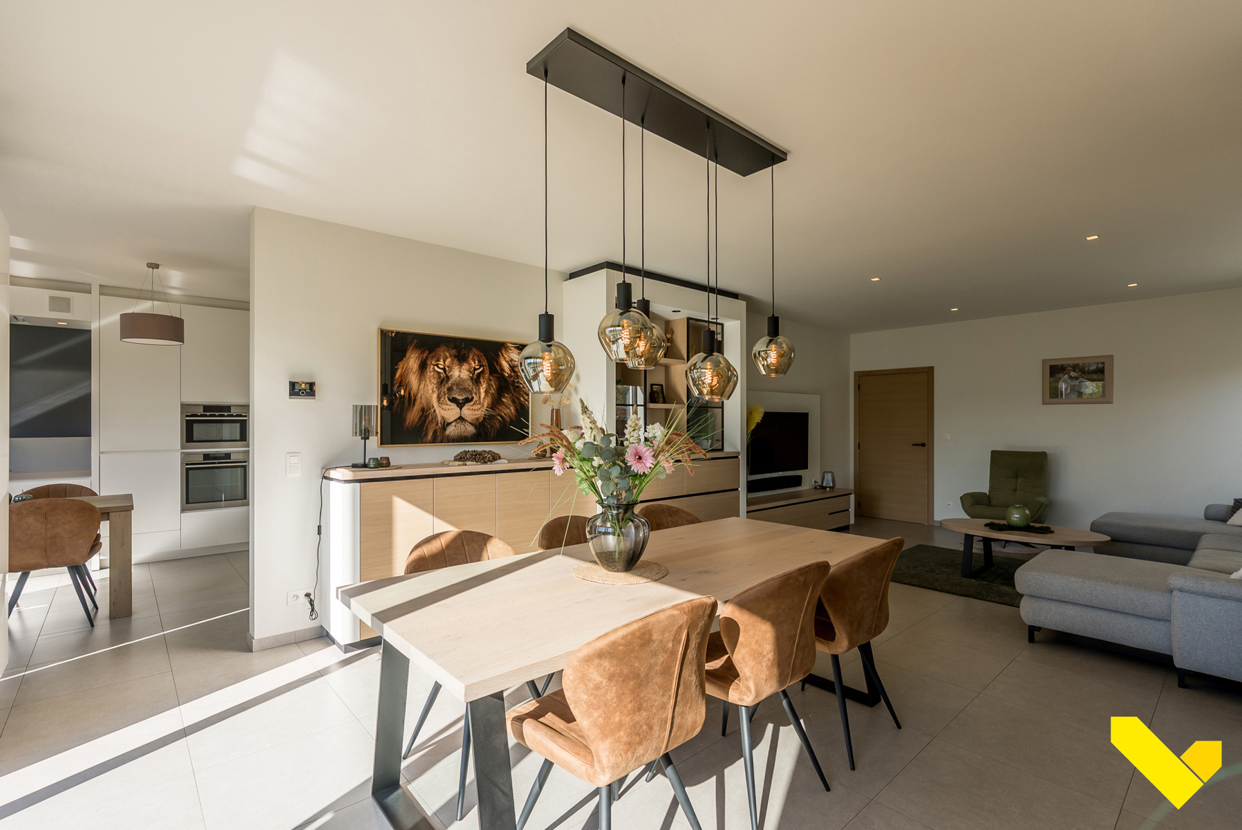 Ruime en verrassende woning met tuin en achterliggende weide - foto 2