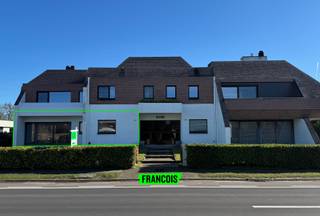 Dit gelijkvloersappartement bevindt zich nabij het centrum van Eeklo, omgeven door groen. Dankzij de centrale ligging zijn winkels, scholen,...