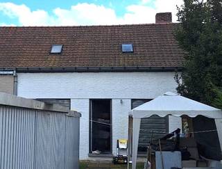 Bent u op zoek naar een zorgeloze en instapklare investering of de ideale starterswoning? Deze halfopen bebouwing aan de Vichtesteenweg werd volledig gestript en grondig gerenoveerd. Dankzij de moderne afwerking, de aanwezige zonnepanelen en een praktische garagebox in de voortuin beschikt dit pand over een uitstekend profiel voor zowel jonge gezinnen als slimme investeerders.<br /><strong>Volledig vernieuwd comfort met 3 slaapkamers</strong><br />Met een bruikbare vloeroppervlakte van 92 m² is elke ruimte in deze woning optimaal en functioneel benut. Sinds de totaalrenovatie geniet u hier van hedendaags wooncomfort. Op de verdieping bevinden zich drie volwaardige slaapkamers, ideaal als gezinswoning, comfortabele thuiswerkplek of extra hobbyruimte.<br /><strong>Een woning met potentieel en duurzame extra’s</strong><br />Het pand beschikt over een gunstige EPC-energiescore van 376 kWh/(m² jaar) (Energielabel D), waardoor er geen onmiddellijke renovatieverplichting rust op het gebouw.<br />Dit maakt het een woning met enorm veel potentieel: u geniet direct van een instapklare basis, terwijl u op uw eigen tempo eventuele verdere optimalisaties kunt doorvoeren.<br />Energiezuinig wonen wordt nu al ondersteund door de circa 10 m² aan zonnepanelen op het dak, die meteen groene stroom opwekken. Daarnaast lost de private garagebox in de voortuin al uw parkeer- of stockagezorgen op.<br /><strong>Onmiddellijk rendement of vlotte opstart</strong><br />Deze woning is ook financieel een opportuniteit. Het pand is momenteel stabiel verhuurd aan € 730 per maand, wat u vanaf de eerste dag een gegarandeerd en mooi huurrendement oplevert. Of u nu kiest voor een veilige langetermijninvestering op de huurmarkt of een perfect afgewerkte eerste eigen thuis; dit gerenoveerde pand is klaar voor de toekomst.<br />Contact<br />Voor verdere info en/of een bezoek ter plaatse, gelieve Christophe te contacteren op info@exactimmo.be