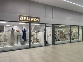 Welkom in dit uitzonderlijke retailpand in het hart van Genk, gelegen in Shopping 3, een modern winkelcentrum in het centrum van Genk.Met een gebruiksoppervlakte van 210m² biedt deze ruime en goed ingerichte winkelruimte verschillende mogelijkheden voor ondernemers die op zoek zijn naar een prominente locatie.De ruimtes zijn mooi afgewerkt en stralen professionaliteit uit, met zijn strategische ligging geniet het pand van een goede visibiliteit en voetgangersstroom.Heb je vragen of interesse in een bezoek? Bel 089 44 12 12 of mail info@lantmeeters.be