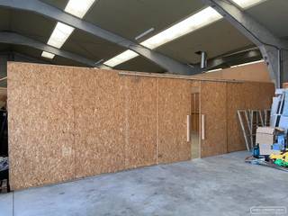 <strong>Magazijn </strong>- <strong>bergplaats - wind en waterdicht </strong>
<p> </p>
<p>Afgesloten ruimte van 200 m² met apart bureel.<br />Laden en lossen via gemeenschappelijke sectionaal poort. Ruimte heeft goede hoogte om optimaal te gaan stockeren.</p>
<p>Lichtstraten. Elektriciteit / stopcontacten <br /> </p>
<p>Perfecte bereikbaarheid - vlakbij op- en afrit E17<br /><br />Onmiddellijk beschikbaar<br /><br />Huurprijs: € 580 + btw</p>