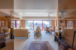 In het <strong>centrum van Sint-Niklaas</strong>, vlak bij de Grote Markt, bevindt zich dit <strong>ruime appartement met een oppervlakte van 141 m²</strong>. Het appartementsgebouw is uitgerust met een <strong>lift</strong> wat bijdraagt aan extra comfort en vlotte toegankelijkheid. Dankzij de <strong>centrale ligging </strong>zijn vele voorzieningen zoals winkels, horeca en openbaar vervoer op wandelafstand. De huidige eigenaar huurt een autostaanplaats achter het gebouw.<br /><br />De <strong>ruime leefruimte</strong> baadt in het licht dankzij de <strong>grote raampartijen </strong>en biedt directe toegang tot het <strong>zuidgerichte terras</strong>. De gezellige houtcassette en ingebouwde spots zorgen daarbij voor extra sfeer en comfort. Op het terras geniet je van een <strong>prachtig uitzicht op de Sint-Niklaaskerk en de levendige Houtbriel</strong>. Aansluitend bevindt zich een aparte, verzorgde keuken, eveneens met toegang tot het zonnige terras. Achteraan vinden we <strong>twee comfortabele slaapkamers</strong>, waarvan één beschikt over een <strong>ensuite badkamer</strong>, volledig afgewerkt in natuursteen. Verder is er nog een <strong>praktische was- en bergruimte met een extra lavabo</strong>.<br /><br />Ben jij op zoek naar een <strong>energiezuinig</strong> appartement met <strong>private kelderberging</strong> pal in het centrum van Sint-Niklaas? Dan is dit jouw kans! Plan een bezichtiging in met <strong>Hugo via mail: hdb@claves.be of bel: 0475/94.43.07.</strong>