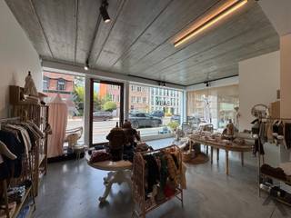 Bent u op zoek naar een inspirerende locatie voor uw onderneming? Dit schitterend commerciële pand (huidige BabyLuff) van 207 m², gelegen op een centrale locatie in Schilde, biedt de perfecte setting voor uw nieuwe zakelijke avontuur! Met buren als Ici Paris XL, Pearl, Les Jumelles, Anna & Grace , Pastec en Sauvage kunnen we bevestigen dat het gaat om 'het' beste commerciële gedeelte van de drukke Turnhoutsebaan. Andere retailers als Kruidvat, Standaard Boekhandel, Hema, Zeeman zijn tevens op dit gedeelte van de Turnhoutsebaan gevestigd.
Deze commerciële ruimte is volledig ingericht en instapklaar en beschikt over veel lichtinval (vitrine, zijgevel, achtergevel en lichtkoepels). De vrije hoogte bedraagt 3.20 m wat het pand een unieke sfeer geeft. Verwarming en airco's zijn voorzien. De nieuw aangelegde parking in de Lindenstraat biedt 'gratis' parkeren aan 89 wagens, laadpalen zijn voorzien en u hebt via de doorgang naar de Turnhoutsebaan onmiddellijke verbinding tot de winkelruimte. Tevens is er ook de mogelijkheid om in de ondergrondse garage een garagebox bij te huren.
Met zijn centrale ligging geniet u van uitstekende zichtbaarheid en toegankelijkheid, wat essentieel is voor elk succesvol bedrijf. Laat deze kans niet aan u voorbijgaan!
Neem vandaag nog contact met ons op voor een bezichtiging en ontdek de mogelijkheden die dit prachtige pand te bieden heeft. Uw nieuwe zakelijke succesverhaal begint hier!