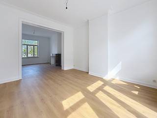 <p><strong>ETEERBEEK, Montgomery neighbourhood, on a quiet street : Spacious studio flat of ±53 m² comprising a large living area of ±40 m², an equipped kitchen, a bathroom and a balcony. Miscellaneous: gas heating, intercom, double glazing, no lift. Service charge of €100 per month for heating, water & shared areas. Energy Performance Certificate (EPC): E+ 46 kg CO₂/m²/year. </strong><br /><br /><u>On the 1st floor:</u></p>
<ul>
<ul>
<li>Living area of ±45 m²</li>
<li>Equipped kitchen (sink, induction hobs, fridge-freezer, extractor hood and oven)</li>
<li>Bathroom with toilet, double washbasin and space for a washing machine and tumble dryer</li>
</ul>
</ul>
<ul>
<ul></ul>
</ul>
<ul>
<ul></ul>
</ul>
<p>No cellar<br /><br /></p>
