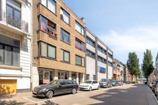 <span><span>Geen horecazaak maar zeker niet minder aantrekkelijk, een top gelegen zaak met enorm veel groeimogelijkheden. Het betreft een goede kapperszaak, echter is deze locatie zeer geschikt voor een praktijkruimte met een andere invulling. In het centrum van Oostende, maar toch een rustige straat met veel vaste bewoners, en vlakbij een divers aanbod van supermarkten, stadhuis, winkels, horeca en culturele hotspots. Op 790 meter van het strand en de Noordzee. Het pand verkeert in een bijzonder goede staat en heeft een verzorgde, representatieve uitstraling die direct een uitnodigende indruk maakt.<br /><br />De ruimte is efficiënt ingedeeld, en bestaat uit een grote praktijkruimte, een keuken, een toilet en een berging. Ook nog aanwezig is een kelder. Door het compacte maar praktische formaat van 52 m² biedt de zaak een intieme setting die zich perfect leent voor persoonlijk klantcontact en een inspirerende beleving.<br /><br /><u>Troeven:</u><br />• Instapklaar;<br />• Zeer modern en ergonomisch ingericht;<br />• Kleine Residentie en lage syndickosten;<br />• Dak gebouw vernieuwd met nieuwe roofing in 2025;<br />• Individuele verwarming vernieuwd in 2017;<br />• Geschikt voor diverse commerciële en professionele activiteiten;<br />• Centrale ligging en vlot te bereiken.<br /><br />Een heerlijke opportuniteit voor wie op zoek is naar een kapsalon of een praktijkruimte op een centrale locatie.<br /><br />Meer info gewenst of liever een bezoek ter plaatse? Bel ons op het nummer <strong>051 50 11 51</strong> of mail naar <u>diksmuide@diksimmo.be</u>.</span></span>
