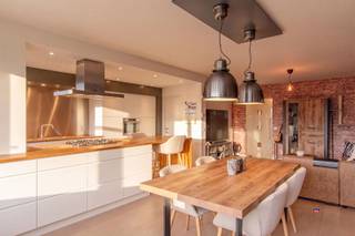<p><span>HOBOKEN | RUIM APPARTEMENT MET TWEE SLAAPKAMERS EN MOOI TERRAS GELEGEN OP DE TWEEDE VERDIEPING VAN GEBOUW MET LIFT | EPC A | </span></p><p><span>Indeling als volgt: inkomhal - Lichtrijke woonkamer met veel opbergruimte - volledig geïnstalleerde keuken met groot werkblad - twee slaapkamers - badkamer met inloop douche en lavabo - berging met aansluitingen wasmachine/droogkast - hal met apart toilet - prachtig terras met lounge.</span></p><p><span>Grote troeven: </span></p><ul><li><span>Zeer veel lichtinval</span></li><li><span>Zeer energiezuinig (EPC A)</span></li><li><span>Gelegen in rustige woonwijk in doodlopende straat vlakbij winkels, scholen en openbaar vervoer, ...</span></li><li><span>Ondergrondse berging </span></li><li><span>Elektriciteit is conform het AREI</span></li><li><span>Aparte meters voor elektriciteit, gas en water</span></li><li><span>Lage maandelijkse kosten </span></li><li><span>Vlakbij het polderbos en op een boogscheut van Antwerpen</span></li></ul><p><span> </span></p><p><span>Gemeenschappelijke kosten bedragen 80 euro per maand (blokpolis, minuterie, onderhoud, lift, ...).</span></p><p><span>Garagebox met elektriciteit mee aan te kopen (VP 25.000 euro).</span></p><p><span> </span></p>