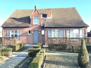 Gezinswoning gelegen in hartje LoenhoutOntdek deze vrijstaande woning met vier slaapkamers in Loenhout. Rustig gelegen, nabij het openbaar vervoer en...