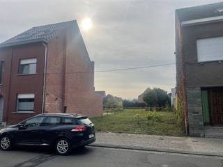 PERCEEL BOUWGROND MET OPPERVLAKTE VAN 2A 79CA VOOR GESLOTEN BEBOUWING IN CENTRUM TISSELT.De nabijheid van A12 en N16 verzekert een vlotte...