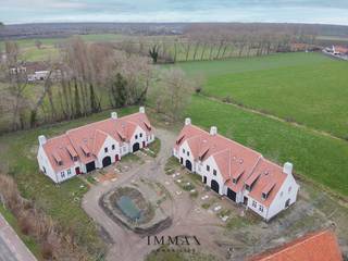 Ces six logements sont des exemples parfaits de la qualité de vie actuelle et future. <br />Grâce à une architecture intemporelle et épurée, le lotissement De Reisduif s'intègre naturellement dans son environnement spacieux. À l'intérieur, la lumière claire des polders a libre cours, tandis qu'à l'extérieur, on peut s'adonner à toutes sortes de jeux dans les vastes jardins verdoyants. Tant de verdure et de calme sont idéaux pour ceux qui souhaitent profiter de la vie à la campagne en toute tranquillité, sans faire la moindre concession en matière de confort ou d'accessibilité. Grâce à l'autoroute toute proche, Lapscheure est le point de départ idéal pour se rendre à Knokke, Bruges et Anvers.<br /><br />Les 6 maisons du lotissement De Reisduif sont construites et finies avec des matériaux de qualité et répondent aux normes légales en matière de performance énergétique et d'isolation. Les maisons comprennent un rez-de-chaussée avec un espace de vie spacieux et une cuisine ouverte, un garage et une place de parking devant la maison. À l'étage, vous trouverez 3 à 4 chambres (selon la maison), une salle de bains avec toilettes séparées, ainsi qu'un débarras. Le grenier sous le toit est également accessible et peut être aménagé à votre guise.<br />Le terrain est accessible par une allée avec 3 places de parking privées.<br />La première et la troisième maison sont vendues à l'état brut.<br /><br />Un projet haut de gamme situé dans un endroit unique.<br />N'hésitez pas à nous contacter pour plus d'informations : tél. : 050 62 44 14 ou via knokke@immax.be