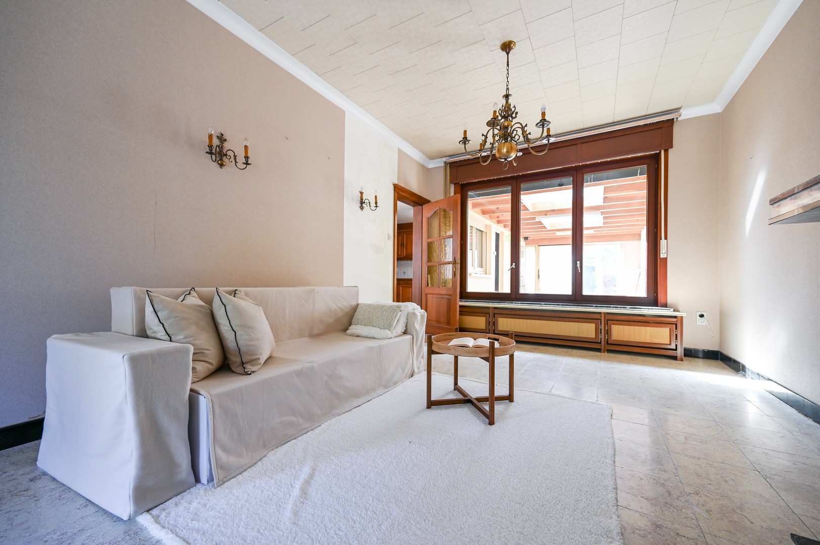 Ruime woning met 3 slaapkamers, vernieuwd dak en vergund schoonheidssalon. - foto 5