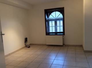 Dit appartement bevindt zich op het gelijkvloers links, in residentie "De Brouwerij", een uniek gerenoveerd industrieel gebouw. <br /><br />De indeling van het appartement is als volgt:<br /><br />- Inkom<br />- Leefruimte<br />- Geïnstalleerde keuken<br />- Gastentoilet<br />- Badkamer<br />- Slaapkamer<br />- Terras<br />- Autostaanplaats inbegrepen<br /><br />De voornaamste pluspunten van de eigendom zijn:<br />+ EPC label C (geen renovatieverplichting)<br />+ Elektriciteit conform<br />+ Geen asbest<br />+ Centrale verwarming op gas<br />+ Centrale ligging<br />+ Goede investeringseigendom (momenteel verhuurd)<br /><br />Plan snel uw bezoek in via www.albert.immo of bel naar Angelique op 0484/74 25 68.