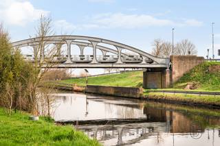 Ontdek deze aantrekkelijke nieuwbouwwoningen in de Emmaweg te Adinkerke, nabij De Panne, waar comfortabel en energiezuinig wonen hand in hand gaan. 
In dit stijlvolle project zijn nog slechts enkele woningen beschikbaar, een mooie kans voor wie op zoek is naar een instapklare of nog volledig naar eigen smaak af te werken thuis.

Elke woning beschikt over 3 volwaardige slaapkamers, een mooie badkamer en een volledig geïnstalleerde keuken. Afhankelijk van het type geniet u bovendien van een inpandige garage, wat zorgt voor extra comfort en praktische bergruimte.

Sommige woningen zijn reeds verhuisklaar, zodat u meteen kunt intrekken en genieten. Andere bieden u de vrijheid om de afwerking en inrichting nog af te stemmen op uw persoonlijke woonwensen. Zo creëert u moeiteloos een thuis die perfect bij u past.

Ook op vlak van energiezuinigheid hebben deze woningen heel wat troeven. Ze zijn uitgerust met zonnepanelen en worden verwarmd met gas of via een warmtepomp, afhankelijk van de woning. Dat betekent niet alleen een aangenaam wooncomfort, maar ook een slimme investering in de toekomst.

Bent u op zoek naar een moderne, kwalitatieve woning op een rustige ligging, vlak bij De Panne? Dan is dit nieuwbouwproject in Adinkerke zeker een bezoek waard.
Voor meer informatie: emiel@immobeguin.be