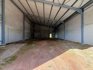 Nieuwe KMO-units te Roeselare, een modern en duurzaam bedrijventerrein bestaande uit 10 loodsen.<br /><br />In dit nieuwe KMO-park, *ARDOPOORT*, bieden wij een loods van 321,60 m² te koop aan, voorzien van een regenwaterput van 3000 liters. Er zijn ook 4 parkeerplaatsen te koop bij deze unit.<br /><br />Deze UNIT (nr. G) heeft een strategische ligging te Roeselare. Het bedrijventerrein is ideaal voor kleine en middelgrote ondernemingen die op zoek zijn naar een functionele, duurzame en goed bereikbare uitvalsbasis in West-Vlaanderen.<br /><br />Interesse? Neem contact met ons op voor meer info of een bezoek ter plaatse. De prijs is exclusief 21% BTW en exclusief kosten notaris, aansluitingskosten, ....