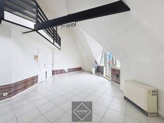 RUIM appartement aan de rand van het centrum met 3 slpks, zonneterras én garagebox te Maldegem!<br /><br /><strong>INDELING:<br /><u><em>Tweede verdieping:</em></u></strong><br />Inkomhal - LICHTRIJKE living - ingerichte keuken (O.a. met fornuis, dampkap, dubbele spoelbak, frigo en vaatwasmachine) - badkamer (O.a. met lavabomeubel, ligbad met geïntegreerde douche en voorzieningen voor wasmachine en droger) - afzonderlijk gastentoilet (met lavabo) - 2 RUIME slaapkamers - ZONNETERRAS.<br /><br /><u><em><strong>Derde verdieping:</strong></em></u><br />Hal met bureelhoek - ruime 3de slaapkamer.<br /><br /><u><strong>Opmerkingen:</strong></u><br />- Lift aanwezig.<br />- Vrij bij akte.<br />- GARAGEBOX INBEGREPEN in de prijs!<br />- DUBBELE beglazing (PVC).<br />- Asbestveilig appartement en garage!<br /><br />Betaalbaar appartement vlakbij het centrum, doch in rustige straat! TEVENS zeer INTERESSANT als BELEGGING! Aarzel zeker niet om ons te contacteren voor een bezoek ter plaatse: 050/70.01.02 - info@centro.be