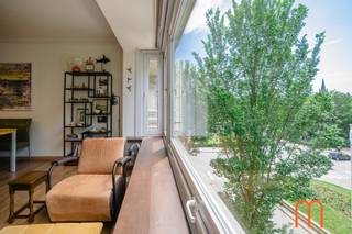 <strong>Toplocatie aan de Leopold II-Laan in Oostende</strong><br /><br />Op een absolute toplocatie aan de prestigieuze <strong>Leopold II-laan</strong> in Oostende bevindt zich dit volledig vernieuwde 2-slaapkamerappartement op de <strong>3de verdieping</strong> van residentie <em>Bolzano</em>. Ideaal voor wie zoekt naar een appartement te koop in Oostende centrum.<br /><br /><strong><u>Lichtrijke Woonkamer met zicht op Casino en Leopoldpark</u></strong><br />De zuidgerichte, ruime woonkamer baadt in het licht en biedt een uniek uitzicht op het <strong>Casino Kursaal</strong> en het <strong>Leopoldpark</strong>. Een zeldzame combinatie van <strong>rust en stadszicht</strong> op wandelafstand van zee en winkels.<br /><br /><strong><u>Volledig vernieuwde open keuken met terras</u></strong><br />De smaakvol vernieuwde <strong>open keuken</strong> sluit perfect aan bij de leefruimte en geeft toegang tot een gezellig <strong>voorterras</strong>. Ideaal voor wie houdt van modern comfort en een functionele indeling.<br /><br /><strong><u>2 Slaapkamers met achterterras – Rustige ligging</u></strong><br />Achteraan bevinden zich twee <strong>ruime, stille slaapkamers</strong>, elk met toegang tot een tweede terras. Hierdoor geniet u zowel vooraan als achteraan van buitenruimte.<br /><br /><strong><u>Moderne badkamer en afzonderlijk toilet</u></strong><br />De badkamer werd recent uitgerust met een <strong>instapdouche</strong> en lavabo. Daarnaast is er een afzonderlijk gastentoilet, wat extra comfort biedt.<br /><strong><u>Extra bergruimte en private kelder</u></strong><br />Het appartement beschikt over opbergmogelijkheden op beide terrassen en een <strong>privatieve kelder</strong>, een groot voordeel voor wie extra plaats zoekt.<br /><br /><strong>Instapklaar appartement – Ideaal als vaste woonst of tweede verblijf</strong><br />Dankzij de recente vernieuwingen, positieve elektrische keuring en centrale ligging is dit appartement perfect als <strong>vaste woonplaats</strong>, <strong>tweede verblijf</strong> aan zee of <strong>investeringspand</strong> in Oostende.<br /><br /><strong><u>Belangrijkste kenmerken</u></strong><br />KI: € 1.046<br />Oppervlakte: 83 m² + terrassen<br />EPC: 262<br />Bouwjaar: 1966 – volledig vernieuwd appartement<br />Positieve elektrische keuring<br />Centrale verwarming op aardgas<br />Mogelijkheid tot overname van de inrichting<br />