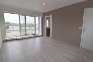 Knusse studio te huur met een zeer gunstige ligging. <br />Leefruimte, aparte keuken voorzien voor keramische kookplaat en badkamer met 1 lavabo, combi bad/douche en toilet. Verder is er nog een ruim terras en een praktische kelderberging.<br /><br />De studio bevindt zich op de 5e verdieping en is met de lift toegankelijk tot de 4e verdieping.<br /><br />Huurprijs: 500 EUR/maand + 75 EUR/maand voorschot syndic en verbruik of een totaal van 575 EUR/maand<br />Adres: Kerkstraat 12/0502, 8560 Gullegem<br />Onze referentie: DEV5157