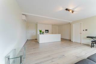 Groot (140m²) gelijkvloers appartement met praktijkruimte, 2 (mog. 3) slaapkamers en ruim terras/koerDit lichtrijke gelijkvloers appartement van 140...