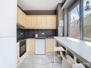 Betreed een knus appartement met één slaapkamer. Stap binnen in deze gezellige thuis, gelegen op de eerste verdieping van een bescheiden gebouw met lift. De ruime woonkamer baadt in het warme namiddaglicht en biedt tevens toegang tot een charmant terras aan de achterzijde. De keuken is uitgerust met oven, kookvuur en koelkast met vriesvak en profiteert van natuurlijke licht. De rustige slaapkamer aan de achterkant van het gebouw (ca 16m²) garandeert een goede nachtrust. De badkamer is compleet met een douche en toilet.<br />Kosten: 100 euro (incl water, lift, poets en verlichting gemene delen)