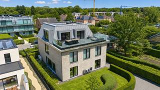 STIJLVOL APPARTEMENT OP TWEEDE VERDIEPING MET ROYAAL TERRAS VAN 48 M²Dit lichtrijke appartement op de tweede verdieping beschikt over een praktische...
