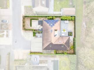 <p><span>Lichtrijke, residentieel gelegen villa met zuidgerichte tuin op het einde van een doodlopende straat.</span><span></span></p>
<p><span>In een residentiële woonomgeving is er deze lichtrijke villa, gelegen op het einde van een doodlopende straat. De woning geniet van een uitstekende ligging in de onmiddellijke nabijheid van het centrum van Roeselare, scholen, openbaar vervoer en het ziekenhuis AZ Delta, met bovendien een vlotte verbinding naar de E403.</span><span></span></p>
<p><span>Dankzij de doordachte indeling en de aanwezigheid van twee kamers op het gelijkvloers is deze woning niet alleen geschikt voor gezinnen, maar ook ideaal voor wie het comfort van volledig gelijkvloers wonen wenst te combineren met extra ruimte op de verdieping.</span><span></span></p>
<p><span>INDELING:</span></p>
<p><span>Inkomhal met ingemaakte vestiaire en gastentoilet. De lichtrijke leefruimte vormt het hart van het huis en sluit naadloos aan op de volledig ingerichte open keuken (met vaatwasser, oven, microgolf, stoomoven, keramische kookplaat, Amerikaanse frigo...) met ontbijthoek en een praktische aansluitende berging.</span><span></span></p>
<p><span>Naast de keuken bevindt zich een aparte nachthall die toegang geeft tot een bureelruimte en een eerste slaapkamer en een badkamer op het gelijkvloers — een indeling die perfect inspeelt op wonen en werken aan huis of levensloopbestendig wonen.</span><span></span></p>
<p><span>Op de verdieping bevinden zich twee bijkomende ruime slaapkamers, waarvan één uitgeeft op een aangenaam zuidgericht terras. Ook hier is een tweede badkamer voorzien.</span><span></span></p>
<p><span>De woning beschikt bovendien over een dubbele garage met automatische sectionaalpoort en een ruime oprit met plaats voor drie wagens.</span><span></span></p>
<p><span>BUITENRUIMTE</span></p>
<p><span>De villa wordt omgeven door een gezellige, zuidgerichte tuin waar u in alle rust en privacy van de zon en de groene omgeving kan genieten. Er is ook een aangename besloten voortuin.</span></p>
<p><span>Een stijlvolle en praktisch ingedeelde tijdloze woning op een uitstekende residentiële locatie, waar rust, bereikbaarheid en wooncomfort harmonieus samenkomen!<br /><br />BENIEUWD? <br />Contacteer ons voor een bezoek!</span></p>