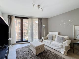 Op zoek naar een modern en instapklaar appartement te huren op een absolute toplocatie? Aan de Hardenvoort in Antwerpen, vlak bij het bruisende Park Spoor Noord, bevindt zich dit gezellige en lichtrijke 1-slaapkamer appartement. Dankzij de strategische ligging geniet je van een uitstekende bereikbaarheid met het openbaar vervoer, de fiets en de wagen, evenals een snelle verbinding naar de belangrijkste invalswegen rond Antwerpen.<br /><br />Appartement op de tweede verdieping met lift:<br /><br />- Inkomhal met een ingemaakte kast en een apart toilet.<br />- Woonkamer met toegang tot het terras<br />- Open keuken met dubbele lavabo, vaatwasser, microgolfoven, ijskast met vriesvak, kookvuur en dampkap<br />- Slaapkamer van ca. 11 m²<br />- Badkamer met inloopdouche, enkele spoelbak en aansluiting voor wasmachine en droogkast<br />- terras van ca. 7 m²<br /><br />Bijzonderheden:<br /><br />-Vlakbij Park Spoor Noord<br />- Inclusief ondergrondse autostaanplaats<br />- Gemeenschappelijke fietsenberging met 2 fietshaken<br />- EPC A<br />-Gemeenshappelijke kosten: 90 euro/maand<br />-beschikbaar vanaf 01/09, het appartement wordt nog volledig geschilderd en is mogelijks gemeubeld te huren<br />