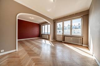 Op een steenworp afstand van het Bois de la Cambre, de groene long van Brussel, ontdekt u dit elegante appartement met twee slaapkamers op de 6e verdieping van een luxe gebouw, waar licht, comfort en rust samenkomen.
Meteen bij binnenkomst zetten de royale afmetingen en het natuurlijke licht de toon. De ruime, lichtdoorstroomde woonkamer komt uit op een balkon waar het heerlijk is om bij zonsopgang van een kopje koffie te genieten of van de laatste zonnestralen te profiteren. De ruime keuken, die uitloopt op een gezellig terras, nodigt uit om mooie momenten met familie of vrienden te delen.
Het slaapgedeelte, ontworpen met het oog op rust en privacy, bestaat uit twee mooie slaapkamers, waarvan één met een eigen badkamer. Een apart toilet en een berging maken dit zorgvuldig afgewerkte pand compleet.
Tussen de rust van het Bois de la Cambre en de nabijheid van winkels, openbaar vervoer en de beste adresjes in de buurt biedt dit appartement een zeldzame balans tussen natuur en stadsleven. Een plek om te wonen waar elke dag begint met licht en eindigt in rust.
Een garagebox, gelegen in het naburige gebouw, wordt eveneens te koop aangeboden voor € 40.000, een zeldzaam en bijzonder gewild pluspunt in deze wijk.
Ook op technisch vlak is aan alles gedacht, met een EPC-score: E, een in 2018 geïnstalleerde collectieve gasketel en individuele meters voor water en elektriciteit, wat het dagelijks beheer een stuk gemakkelijker maakt.
Info en bezichtigingen: +32 472 46 57 83.