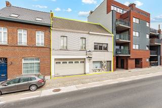 Deze ruime te renoveren woning biedt verschillende mogelijkheden. Dankzij de indeling en perceelbreedte is ze ideaal om:  * te splitsen in twee...