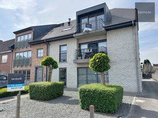 In het volle centrum van Zulte, treffen we deze recente, ruime penthouse op de 2e en 3e verdieping.Het appartement omvat op de 2e verdieping :...