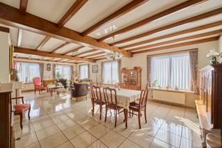 Ruime instapklare woning met tal van uitbreidingsmogelijkheden.<br /><br />Deze ruime en instapklare woning is gelegen op een mooi hoekperceel en biedt een zee aan ruimte en mogelijkheden voor wie op zoek is naar comfortabel wonen met toekomstperspectief.<br /><br />Bij het betreden van de woning komt u terecht in een zeer ruime leefruimte, waar u geniet van veel lichtinval en een aangenaam wooncomfort. Aansluitend bevindt zich de keuken, die perfect geïntegreerd is in het geheel en tal van mogelijkheden biedt.<br /><br />Op het gelijkvloers beschikt de woning over maar liefst 3 volwaardige slaapkamers, een badkamer en een apart toilet. Ideaal voor gezinnen of voor wie graag alles op één niveau wenst.<br /><br />De verdieping biedt nog tal van uitbreidingsmogelijkheden: het creëren van 2 extra ruime slaapkamers en een bijkomende badkamer is hier perfect haalbaar. Dankzij de beschikbare ruimte kan u deze verdieping volledig naar eigen wens afwerken.<br /><br />Daarnaast is de woning volledig onderkelderd, wat zorgt voor extra bergruimte of hobbyruimte.<br /><br />Troeven op een rij:<br />Instapklare woning<br />Zeer ruime leefruimte met aansluitende keuken<br />3 slaapkamers op het gelijkvloers<br />Mogelijkheid tot 2 extra slaapkamers en badkamer op de verdieping<br />Volledig onderkelderd<br />Gelegen op een hoekperceel<br />Zeer ruime woning met tal van mogelijkheden<br /><br />Kortom, een ideale woning voor wie op zoek is naar ruimte, comfort en uitbreidingspotentieel!