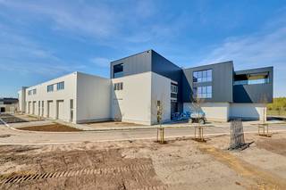 <p>KMO-unit te koop Genk - BEDRIJVENPARK KOMPELLAAN<br /><br />Bedrijvenpark Kompellaan: 21 moderne KMO-units langsheen de Kompellaan in Genk. Dit complex biedt kleine en middelgrote ondernemingen de perfecte plek om te starten, groeien en te innoveren. De unit 17 heeft een totaaloppervlakte van 371m² en beschikt over 3 parkeerplaatsen. De unit wordt casco opgeleverd.<br /><br />KMO-Unit 17<br />- oppervlakte: 128m² gelijkvloers &amp; 128m² 1e verdieping &amp; 115m² 2e verdieping (17m² terras)<br />- staalstructuur met geïsoleerde wanden en dak<br />- sectionaalpoort 4mbr x 4,2m<br />- 3 privatieve parkeerplaatsen<br />- liftvoorziening<br /><br />Voor meer info 011/39 90 50 of info@jansenrealestate.be<br />https://www.jansenrealestate.be/project-kompellaan/6190088/</p>