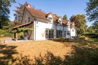 <p><span>Statige klassieke villa op ca. 2.450 m² in een gegeerde residentiële dreef te Schoten</span></p><p><span>Op een uitzonderlijk ruim perceel van circa 2.450 m² bevindt zich deze karaktervolle villa met ongeveer 400 m² bewoonbare oppervlakte. De woning combineert een imposante uitstraling met royale leefruimtes, vijf slaapkamers, twee badkamers en een volledig omringende tuin. Een unieke eigendom voor wie op zoek is naar ruimte, privacy en renovatiepotentieel op een uitstekende locatie.</span></p><p><span>Via de representatieve inkomhal met vestiaire en gastentoilet betreedt u de woning. De leefruimte is afgewerkt met parket en wordt gekenmerkt door een grote, imposante haard die meteen de aandacht trekt. Hoge plafonds en de opgehoogde inplanting versterken het statige karakter.</span></p><p><span>De witte keuken is volledig ingericht en sluit aan op een praktische bijkeuken met een tweede toilet en rechtstreekse toegang tot de tuin. Vanuit de inkomhal is ook de ruime garage voor twee wagens bereikbaar, voorzien van een automatische poort. Op het gelijkvloers beschikt de woning over dubbele beglazing en rolluiken.</span></p><p><span>De verdieping omvat vijf ruime, verwarmde slaapkamers, twee badkamers en een afzonderlijk toilet. Ook hier zorgen de hoge plafonds voor een bijzonder aangenaam ruimtegevoel. De houten ramen op deze verdieping zijn momenteel nog voorzien van enkele beglazing.</span></p><p><span>De woning is volledig onderkelderd en uitgerust met een alarmsysteem. De centrale verwarming werkt op mazout; de huidige installatie is ouder en dient op termijn te worden vernieuwd.</span></p><p><span>Rondom de villa ligt een royale tuin met meerdere terrassen en tal van mogelijkheden. Dankzij de omvang van het perceel geniet u hier van veel privacy, groen en ruimte voor ontspanning.</span></p><p><span>De woning werd steeds goed onderhouden. Een grondige opfrissing en energetische renovatie zijn aangewezen. Dit biedt de toekomstige eigenaar de kans om deze statige villa volledig naar eigen smaak en hedendaagse normen te vernieuwen.</span></p><p><span>Een unieke opportuniteit voor wie droomt van een royale, klassieke villa op een toplocatie en deze wil transformeren tot een eigentijdse gezinswoning.</span></p>